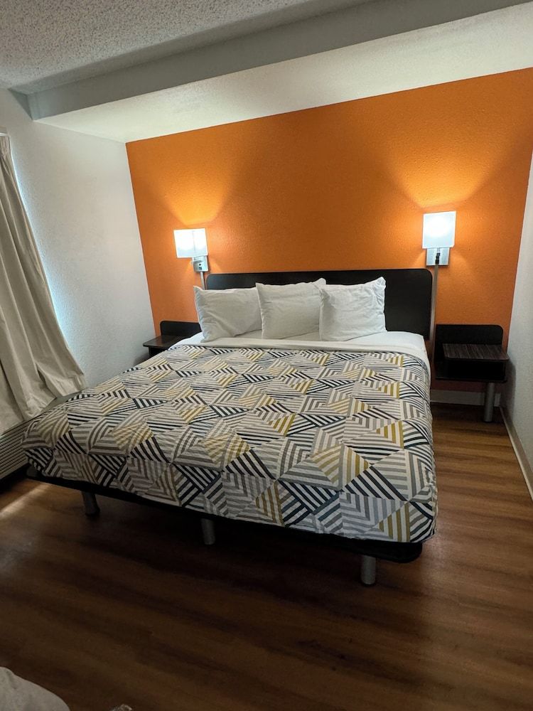 Motel 6 Butte, MT - Historic City Center Deluxe Room, 1 Queen Bed, Accessible, Non Smoking 3