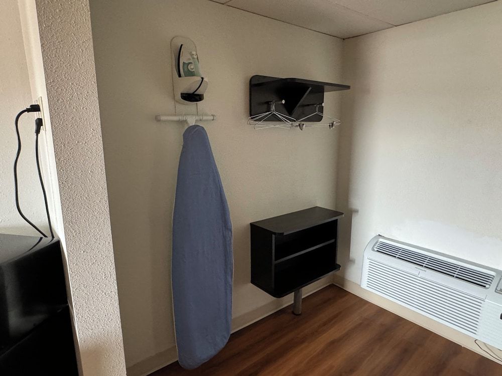 Motel 6 Butte, MT - Historic City Center Deluxe Room, 2 Queen Beds, Non Smoking, Refrigerator & Microwave 6