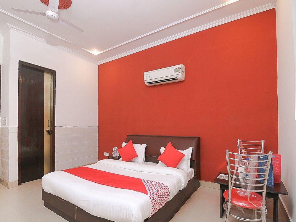 OYO 18851 Smart Signature Double or Twin Room 2