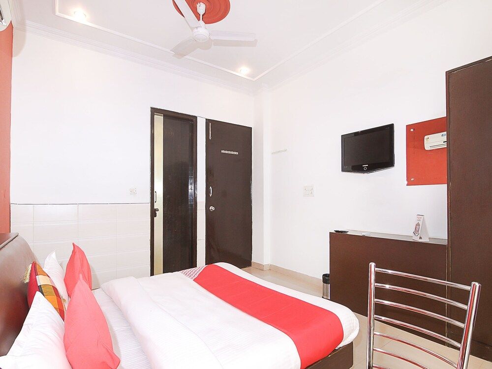 OYO 18851 Smart Signature Double or Twin Room 11