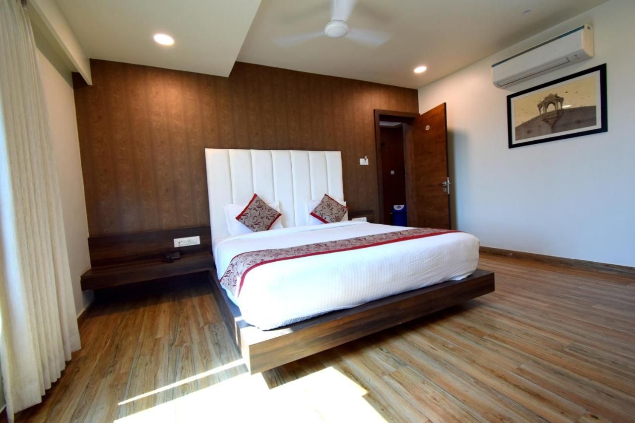Hotel Pari, Dwarka Deluxe Double Room 5