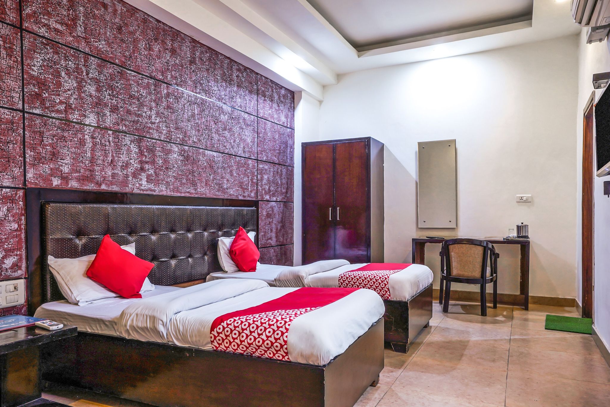 undefined OYO 18895 Hotel Kartikay Grand 4