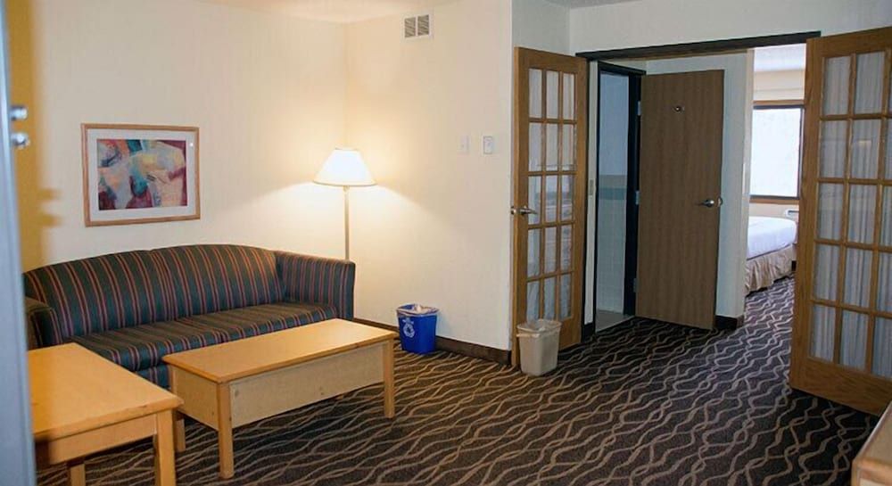 Boarders Inn & Suites by Cobblestone Hotels - Wautoma Suite, Two Room King with Kitchenet, Non Smoking 3