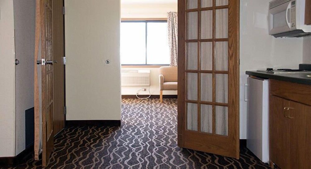 Boarders Inn & Suites by Cobblestone Hotels - Wautoma Suite, Two Room King with Kitchenet, Non Smoking 2