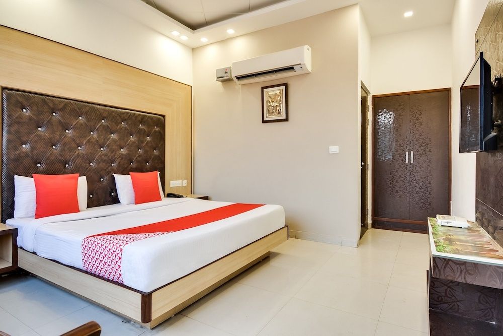 OYO 60737 Hotel Purple Residency Deluxe Room 4
