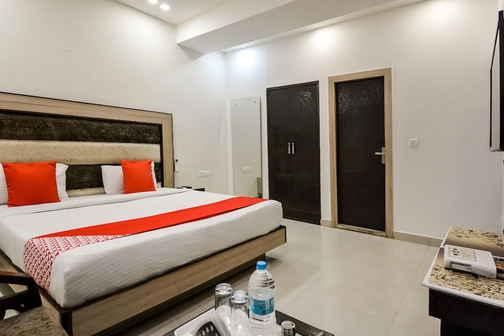 OYO 60737 Hotel Purple Residency Deluxe Room 5