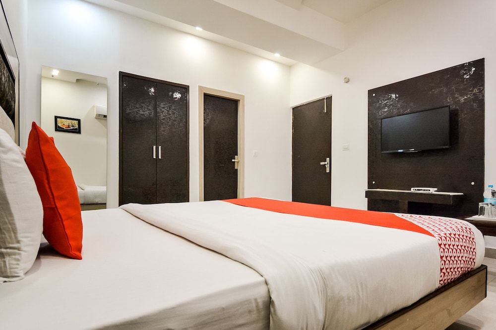 OYO 60737 Hotel Purple Residency Double or Twin Room 13