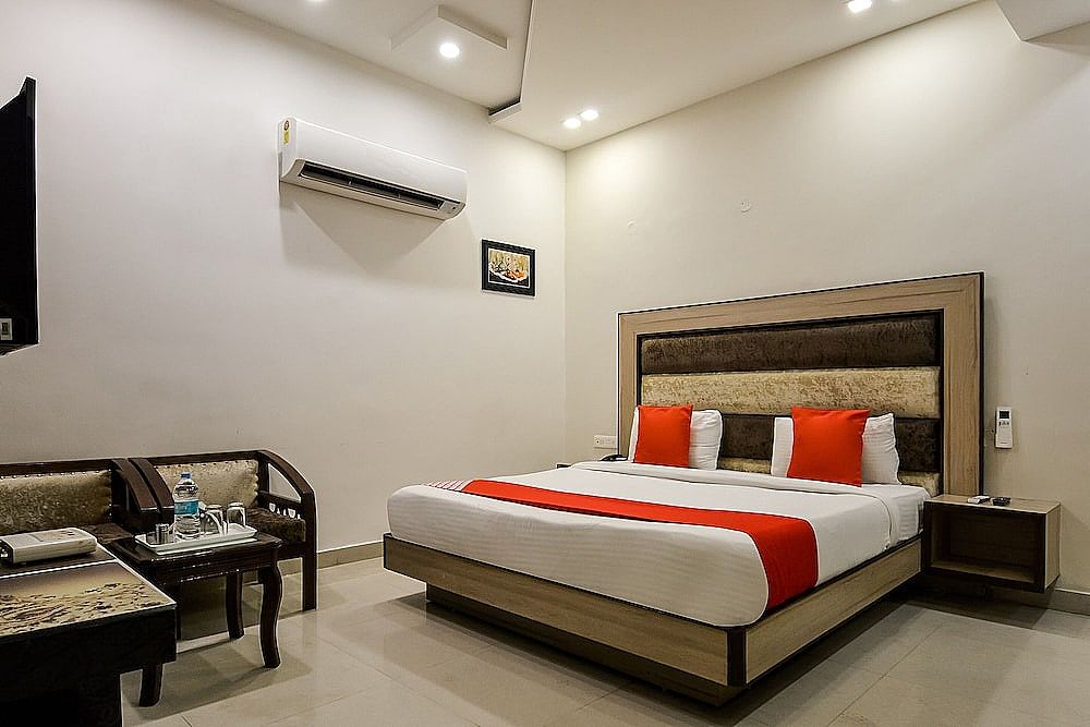 OYO 60737 Hotel Purple Residency Deluxe Room 6