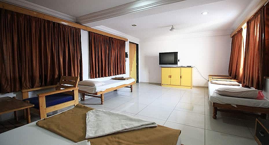 Hotel Yellow Lime Deluxe room 2