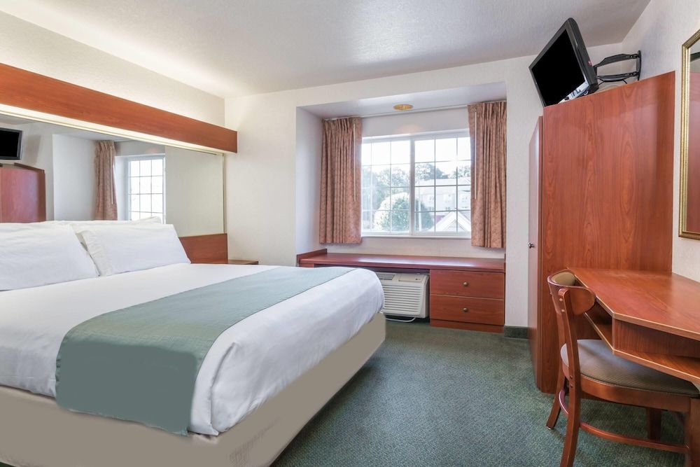 Suite, 1 Queen Bed, Accessible