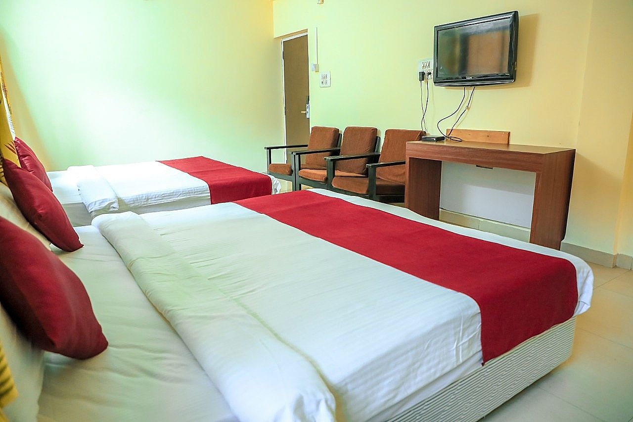 Family AC Room with Wifi ( 3 King beds )