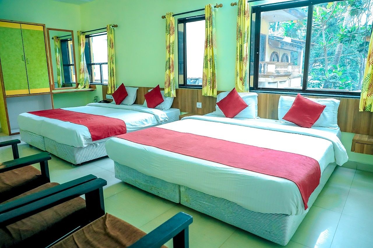 Family AC Room with Wifi ( 3 King beds )