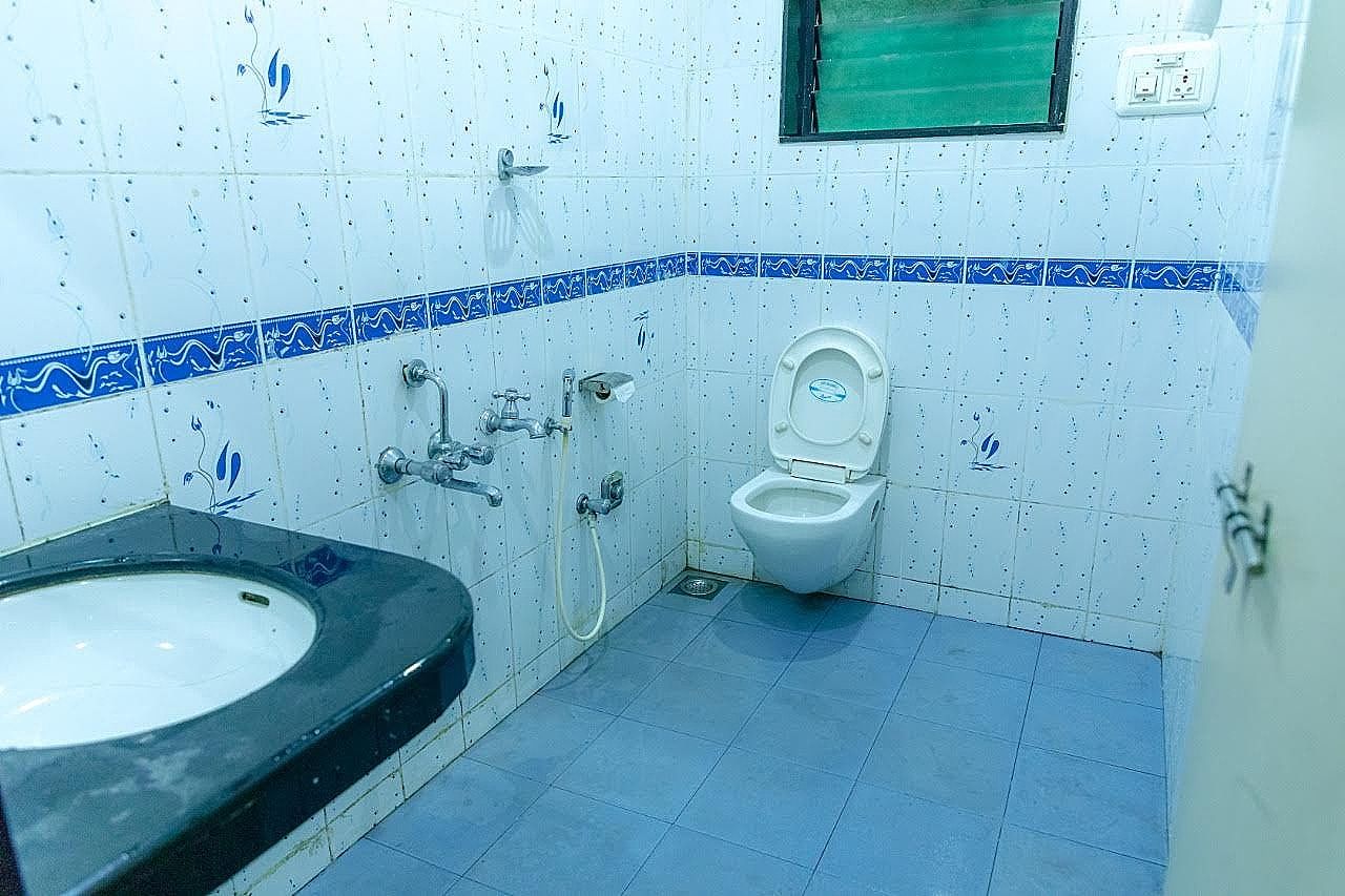 Family AC Room with Wifi ( 3 King beds )