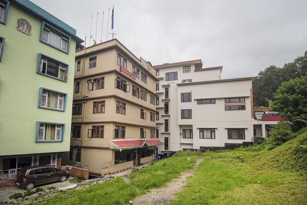 undefined OYO 18455 Hotel Golden Shangrila 2