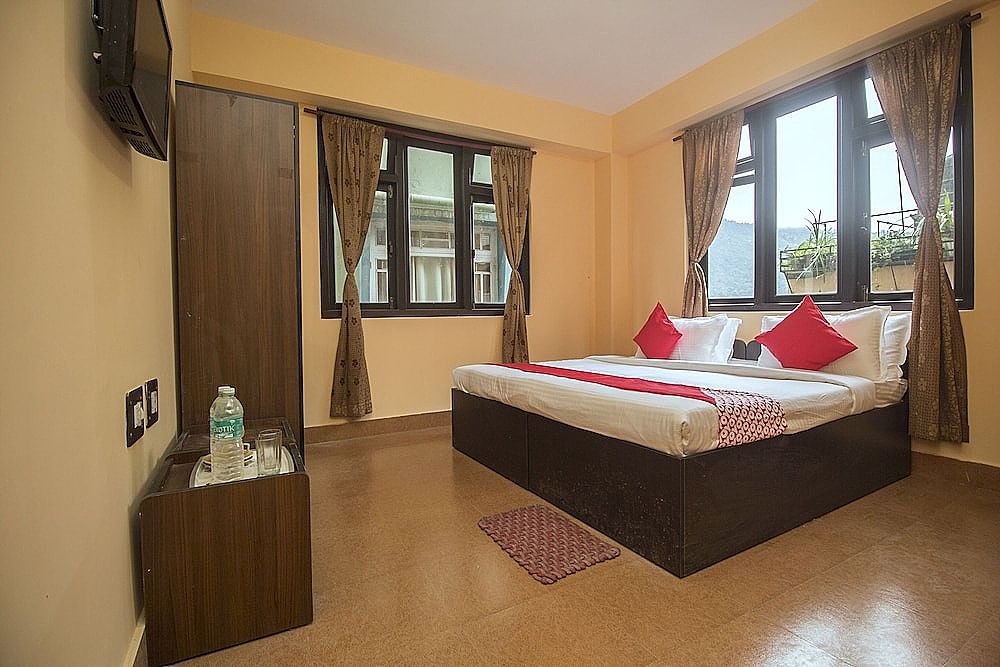 OYO 18455 Hotel Golden Shangrila Double or Twin Room 3