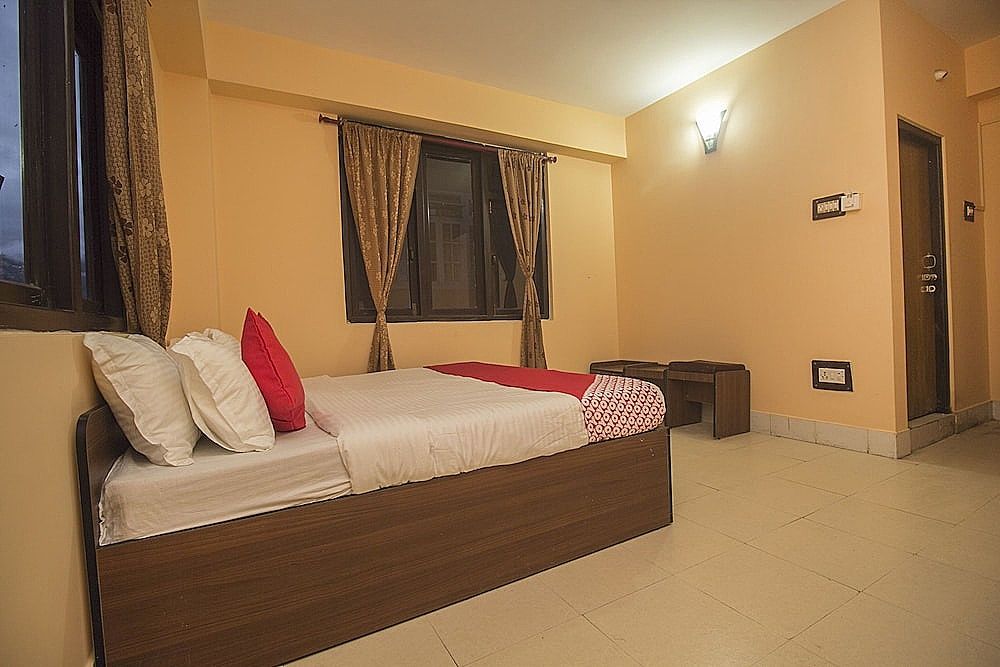 OYO 18455 Hotel Golden Shangrila Double or Twin Room 4