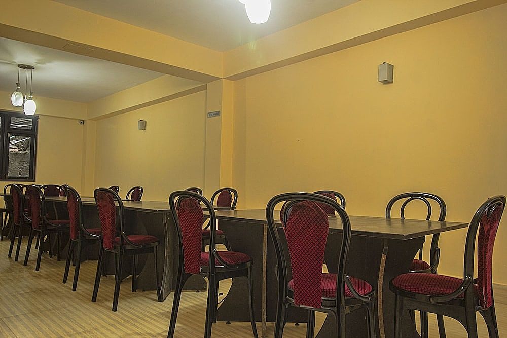 undefined OYO 18455 Hotel Golden Shangrila 9
