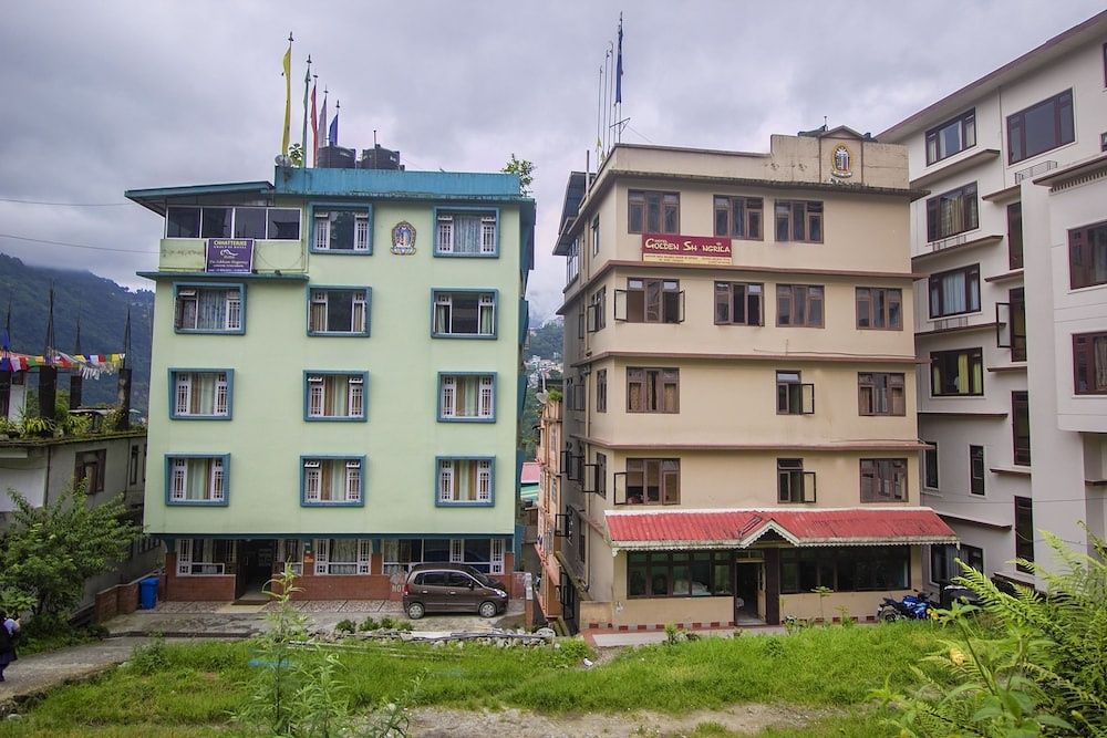 undefined OYO 18455 Hotel Golden Shangrila 6