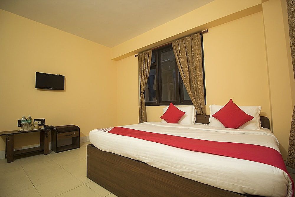 OYO 18455 Hotel Golden Shangrila Double or Twin Room 2