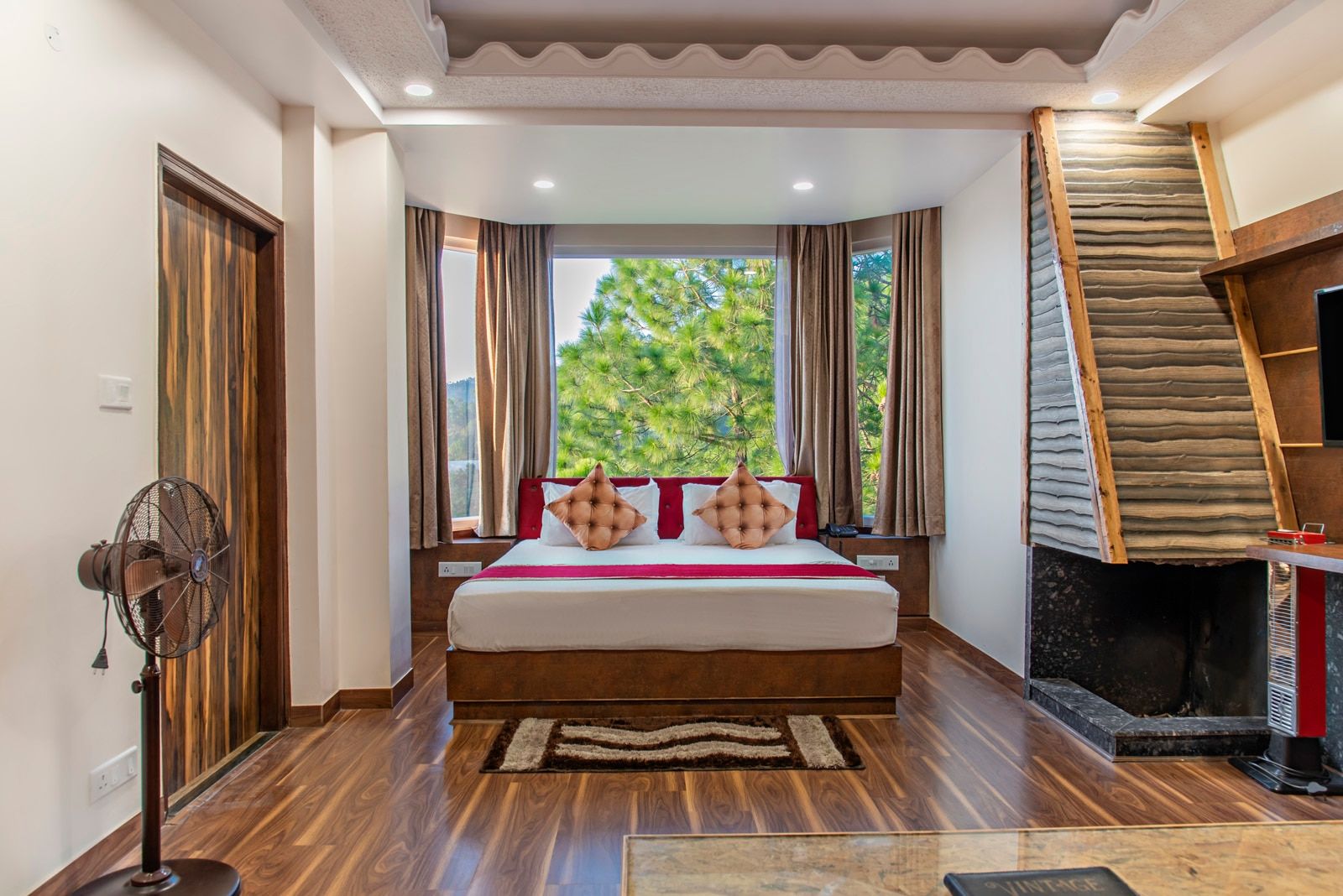 Executive Double Room (1 King Bed and 1 Queen Bed)