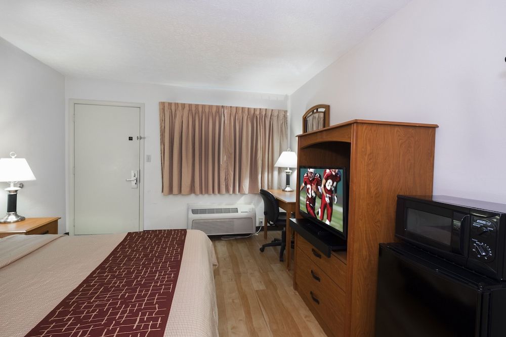 Red Roof Inn Columbus Northeast - Westerville Deluxe Room, 1 King Bed, Non Smoking