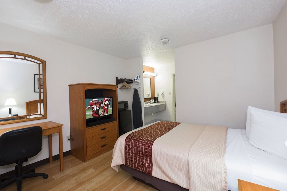 Red Roof Inn Columbus Northeast - Westerville Deluxe Room, 1 King Bed, Non Smoking 2