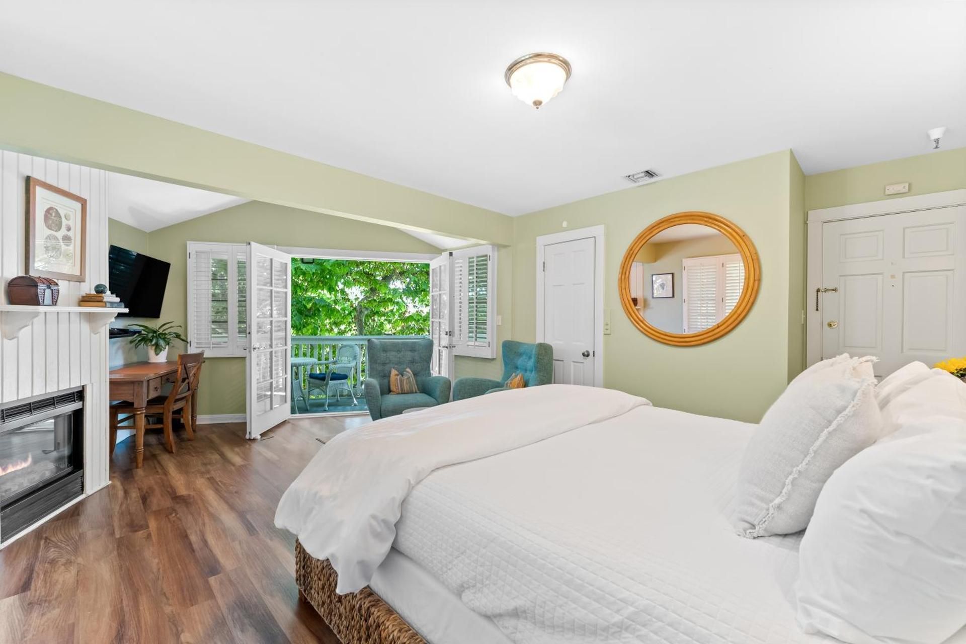 Superior King + Fireplace