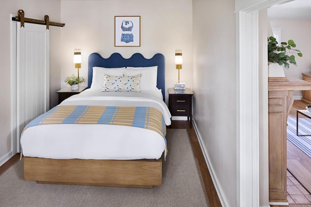 Signature Queen Suite + Sofa bed