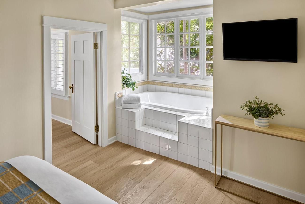 Signature Queen Suite + Sofa bed