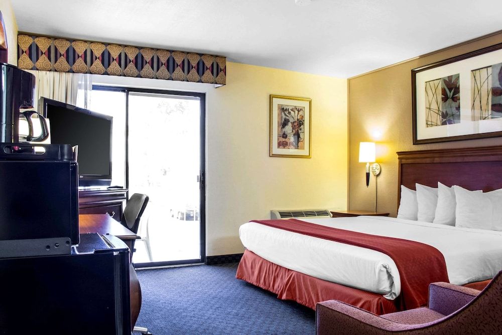 Standard Room, 1 King Bed, Non Smoking, Balcony (2nd floor)