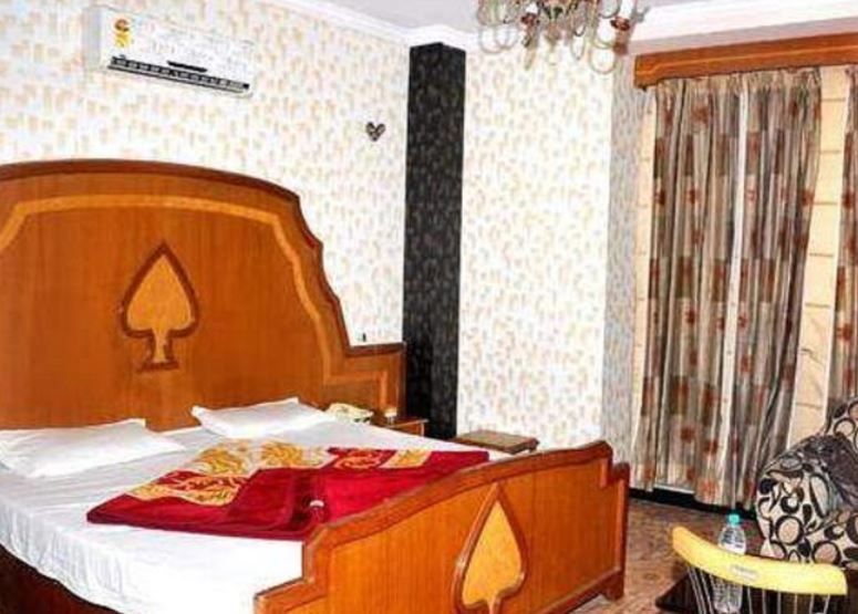 Hotel Ramneek Semi Deluxe Room