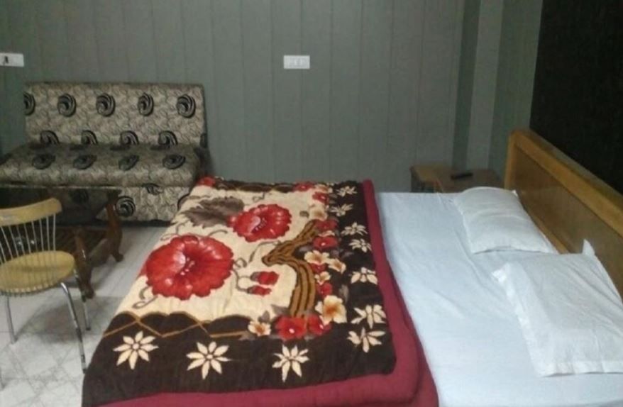 Hotel Ramneek Semi Deluxe Room 2