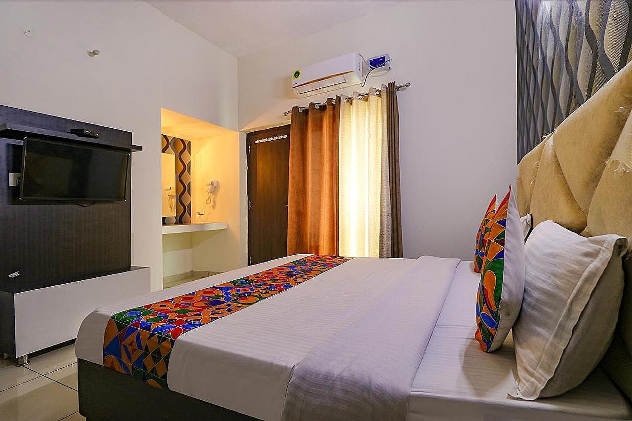 FabHotel K9 Deluxe Room 3