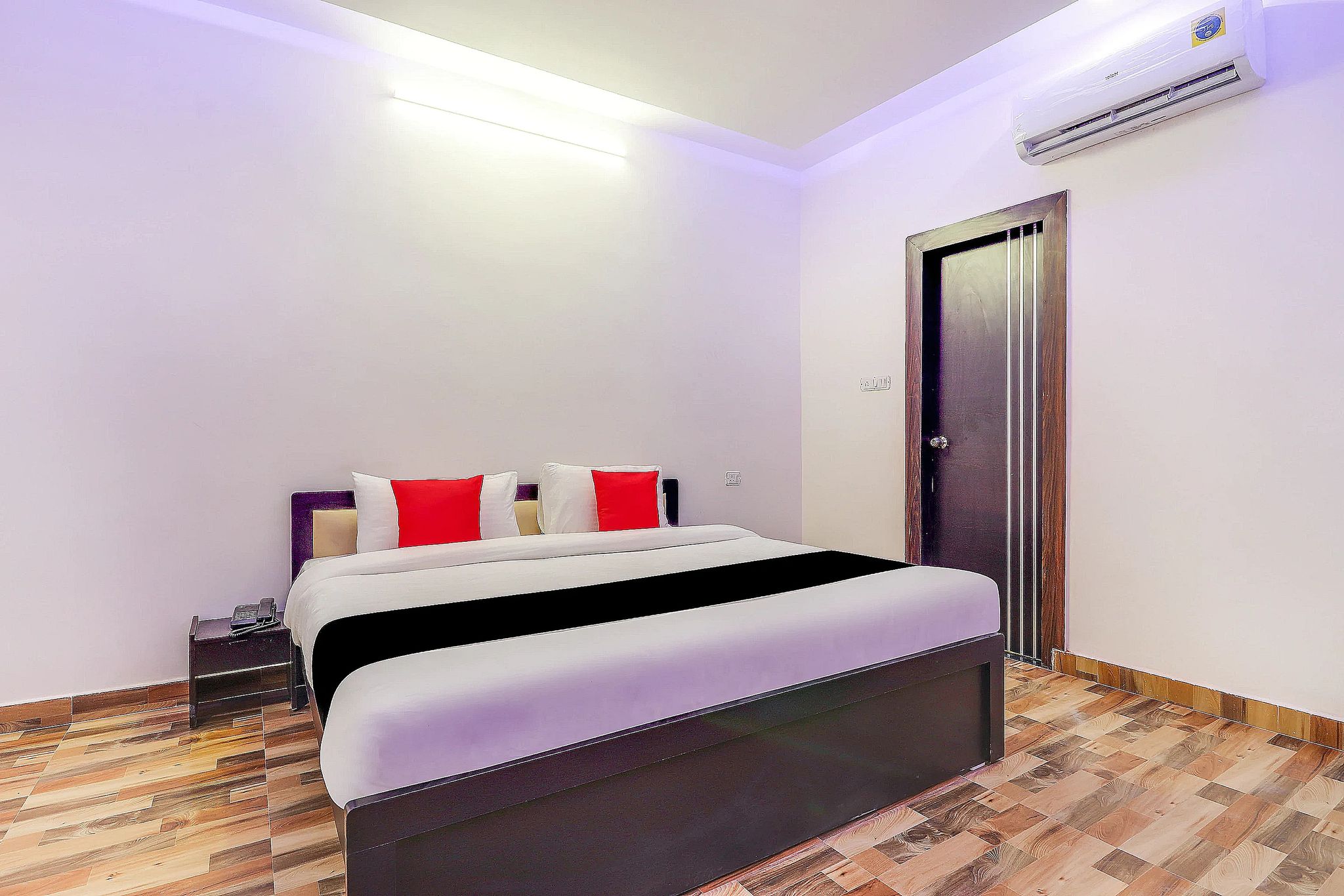 Collection O Pratik Inn Deluxe Room 3