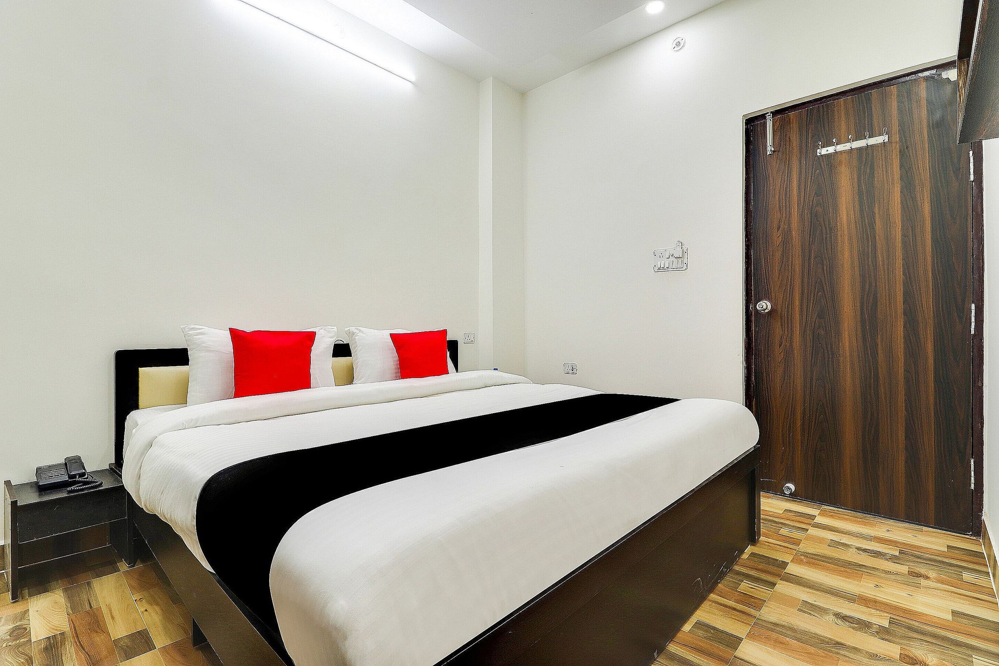 Collection O Pratik Inn Deluxe Room 2