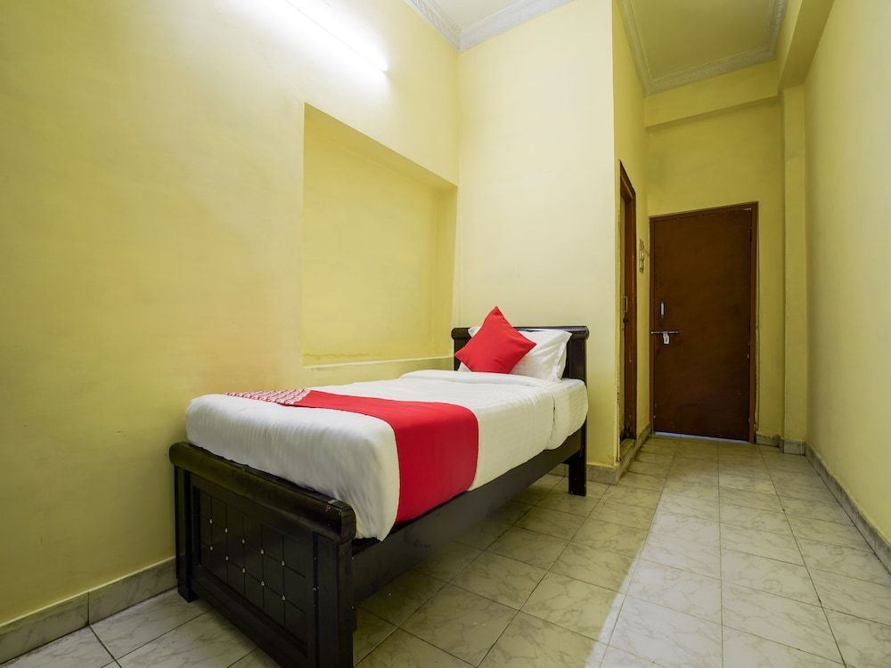 OYO 19121 V G Guest House Single Room (Saver) 22