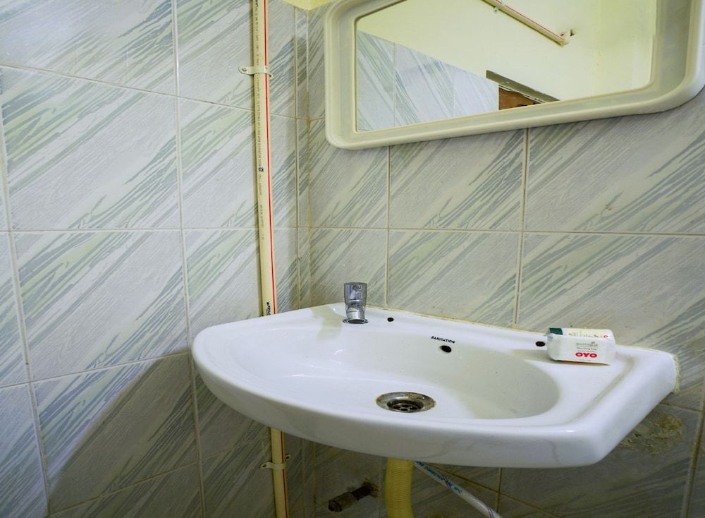 OYO 19121 V G Guest House Single Room (Saver) 28