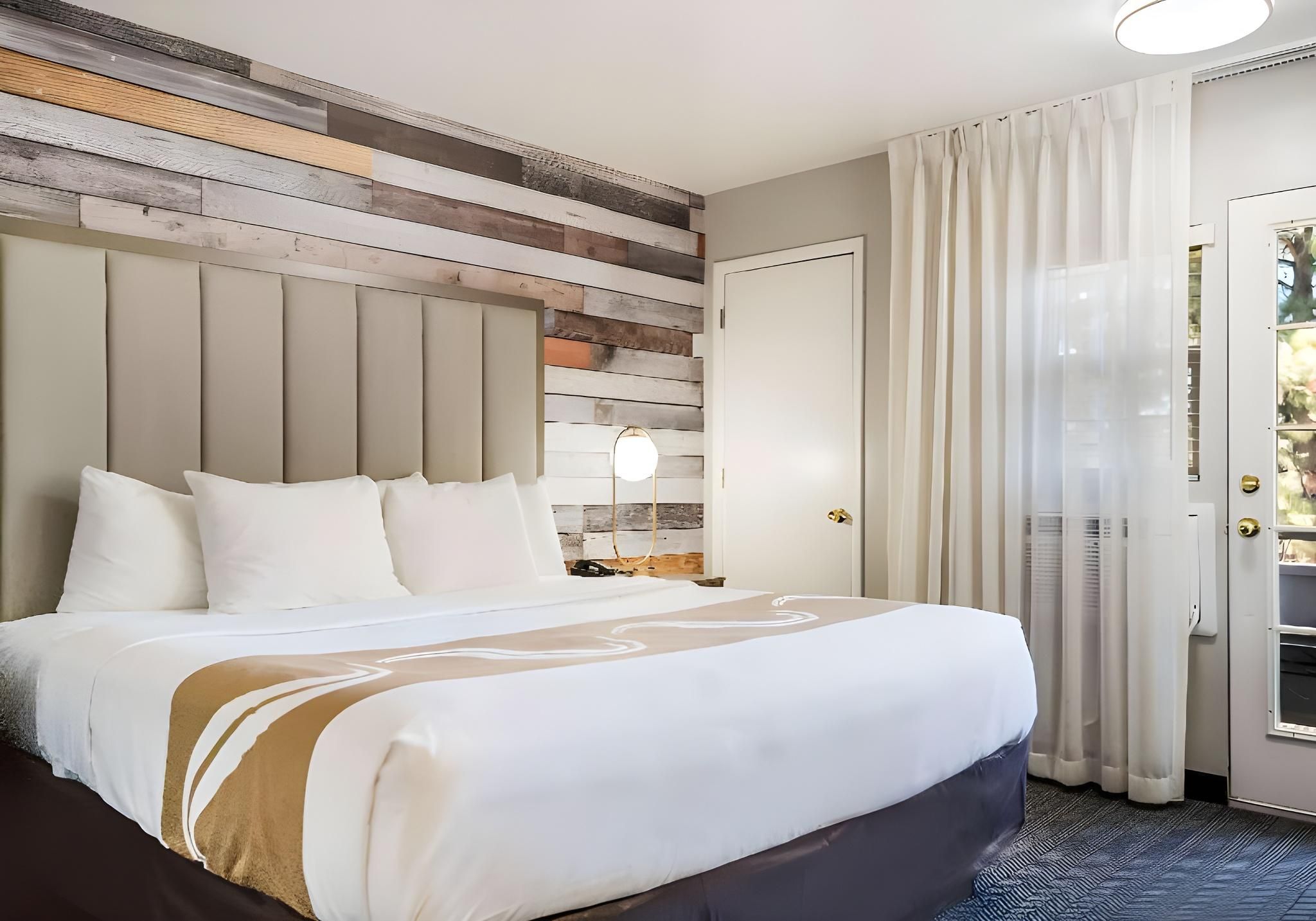 1 King Bed, Nonsmoking