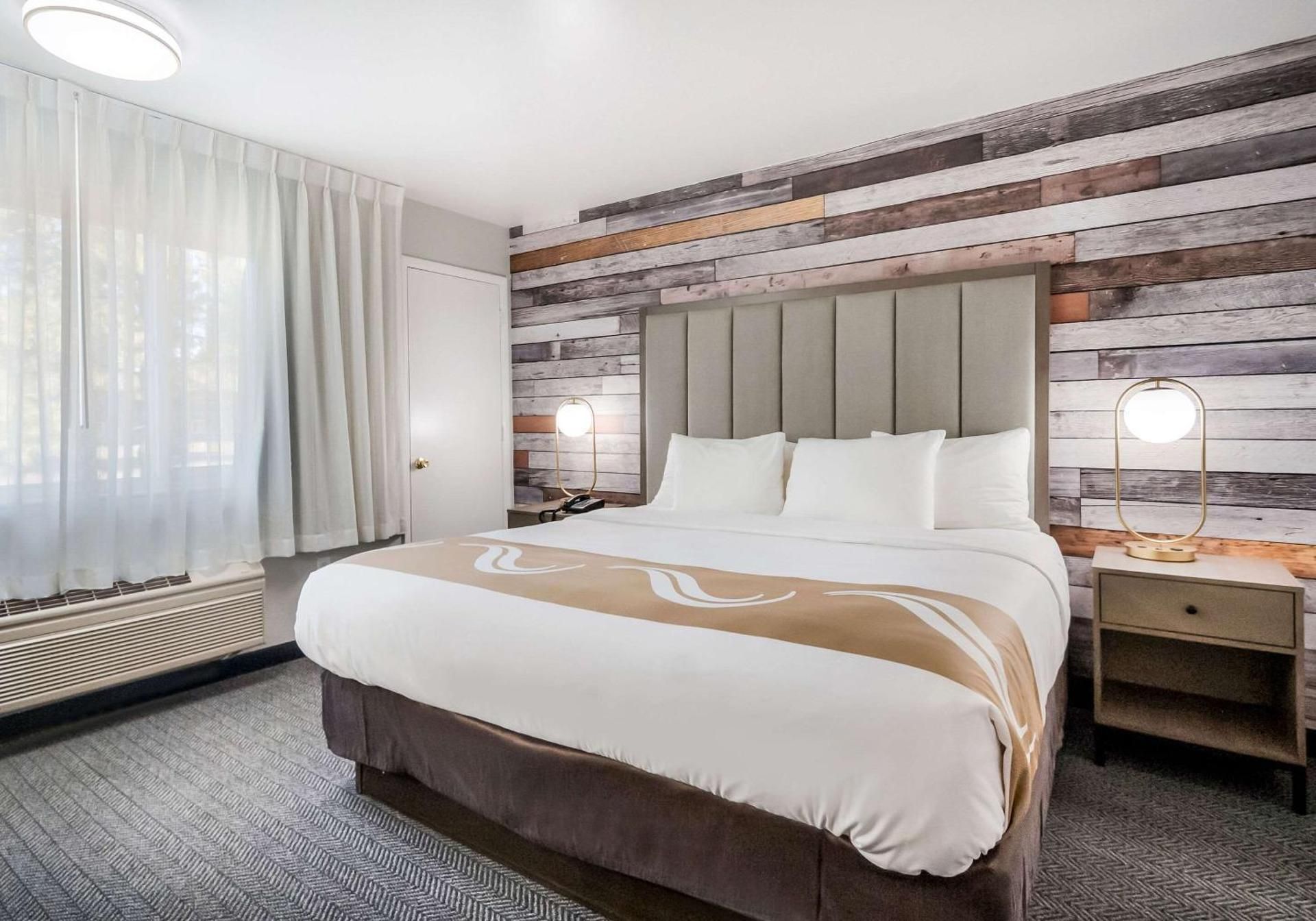 1 King Bed, Nonsmoking