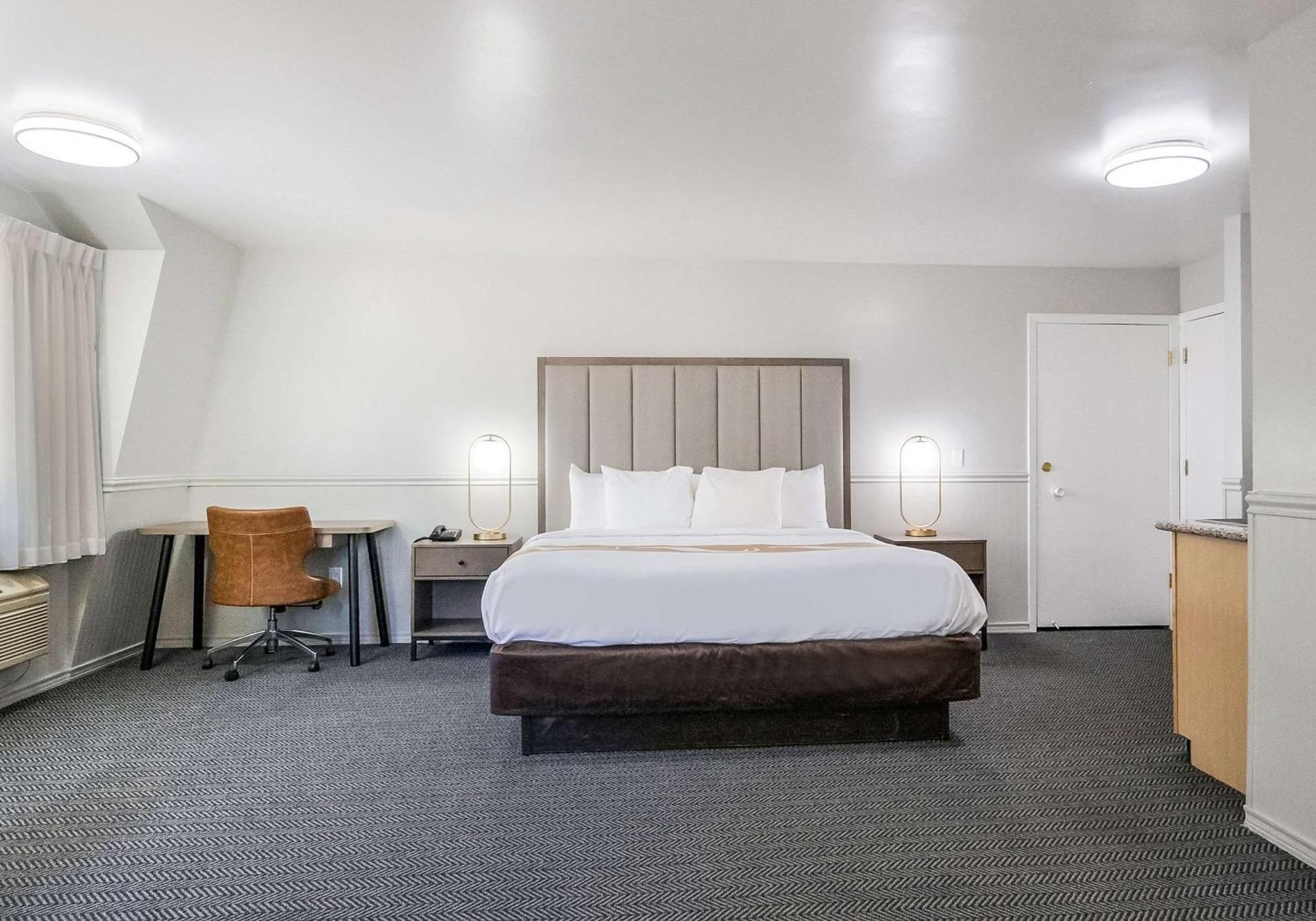 1 King Bed, Efficiency, Suite, Nonsmoking
