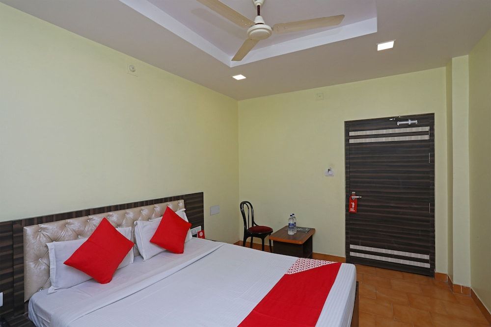 OYO 29689 Hotel Pramod Deluxe Double or Twin Room 2