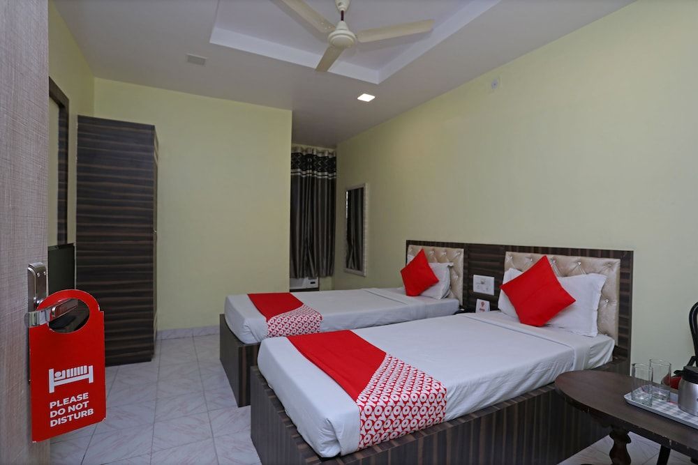 OYO 29689 Hotel Pramod Deluxe Double or Twin Room 4