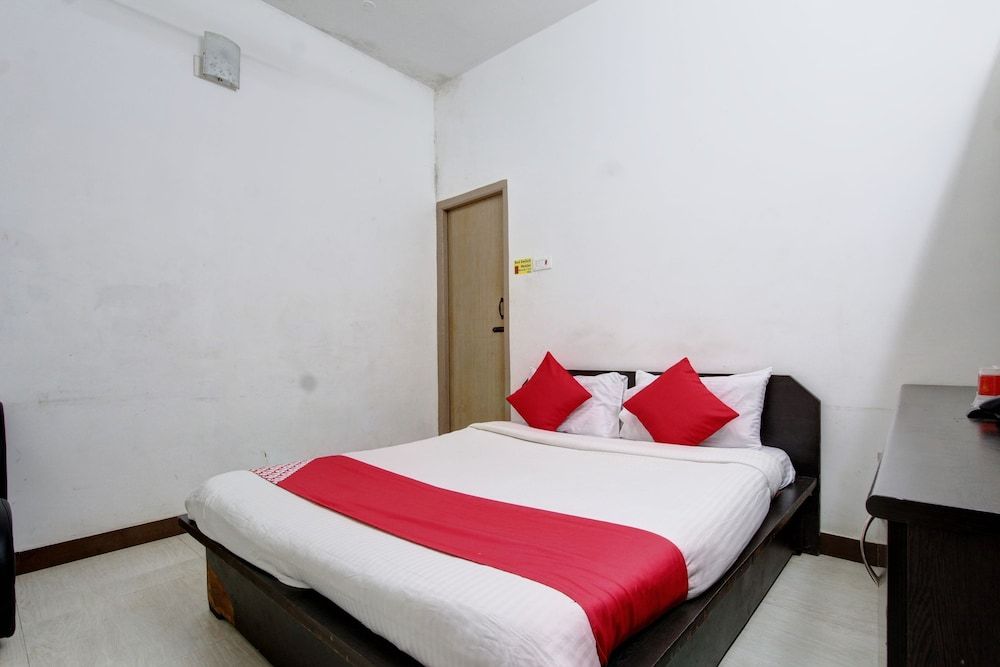 undefined OYO 46168 Sky Hotels 4