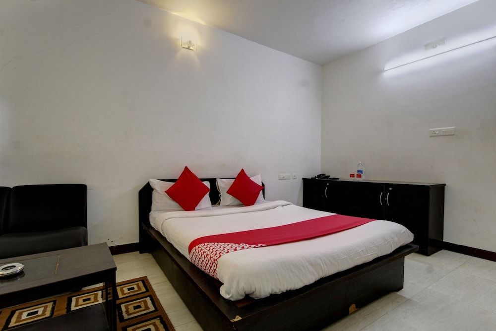 undefined OYO 46168 Sky Hotels 3