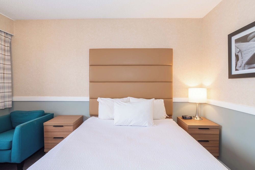 Sandman Hotel Cranbrook Standard Room, 1 King Bed, Kitchen