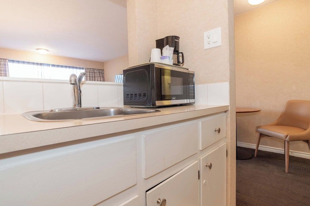 Sandman Hotel Cranbrook Standard Room, 1 King Bed, Kitchen 4