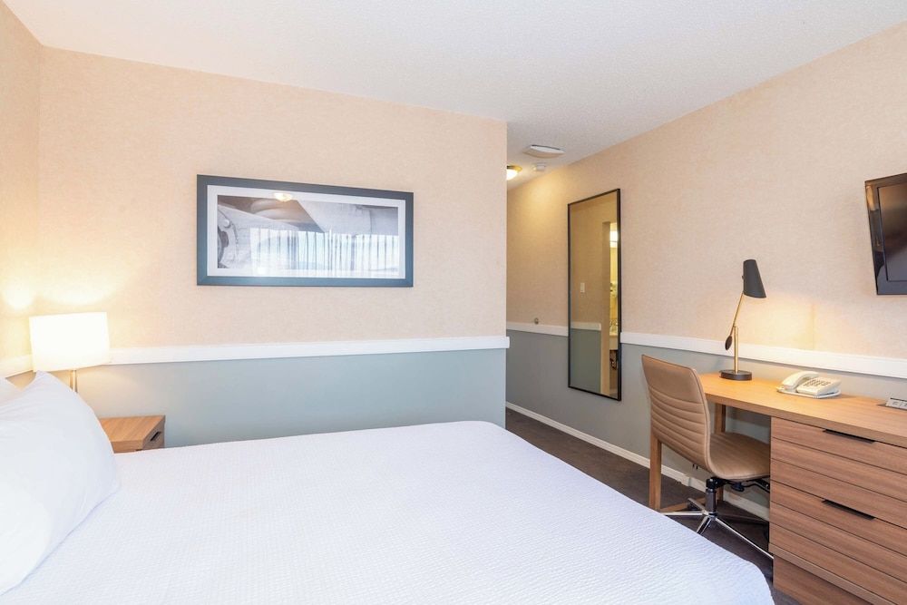 Sandman Hotel Cranbrook Standard Room, 1 King Bed 2