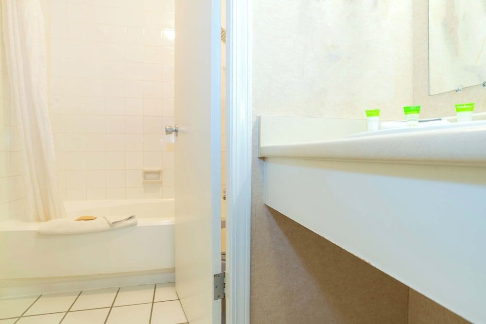 Sandman Hotel Cranbrook Standard Room, 1 King Bed, Kitchen 3