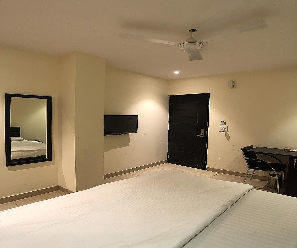 Hotel Solitaire Deluxe Room 7