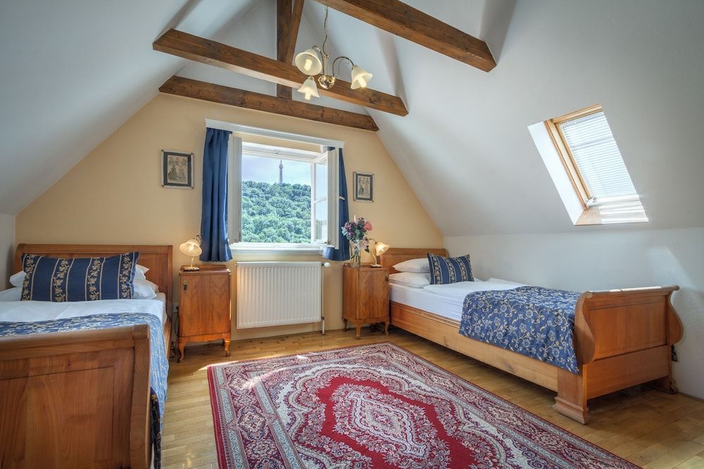 Red Lion Family Room 2